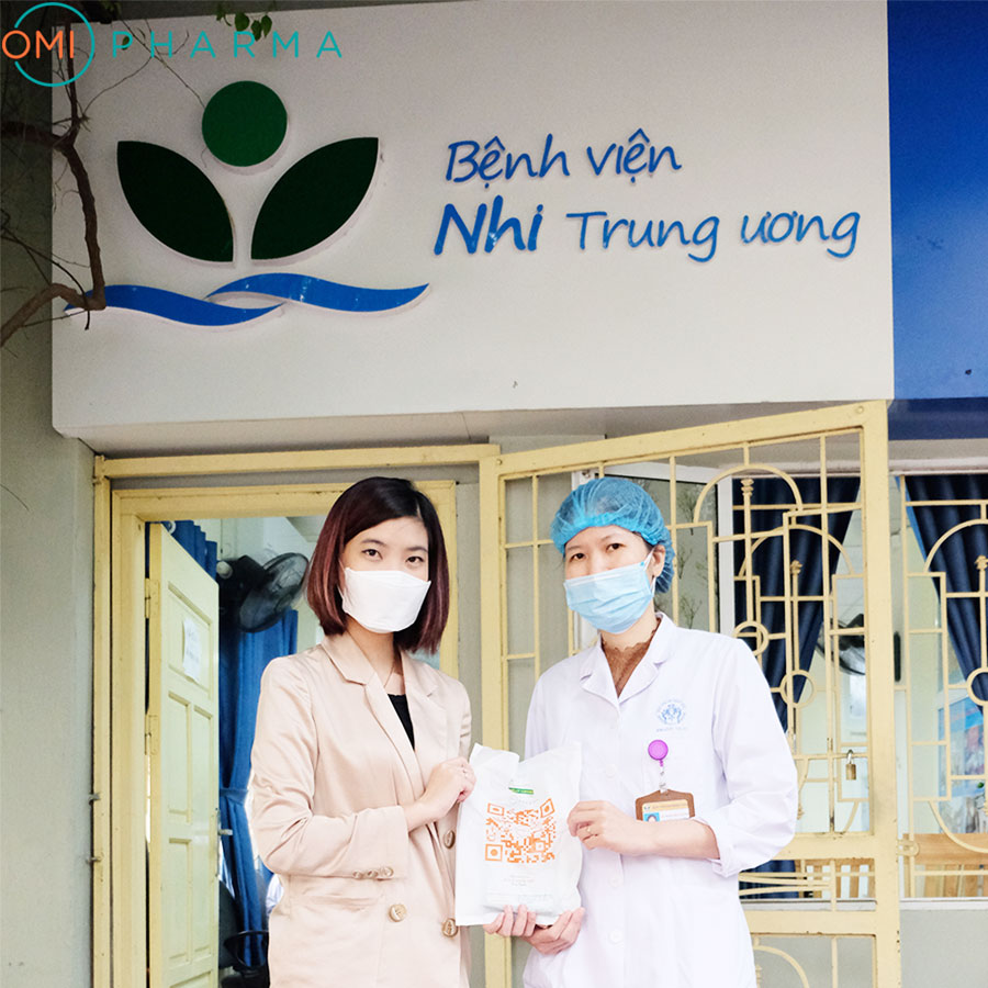 OmiCare trao tặng 700 hộp khẩu trang Ohki Virus Off cho Bệnh viện Nhi Trung Ương 2