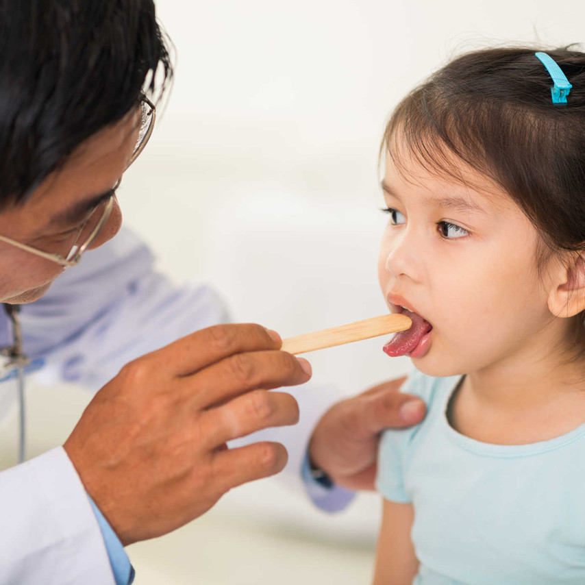 Dược sĩ Omi giải đáp: Nguyên nhân gây viêm họng ở trẻ nhỏ