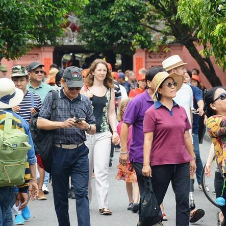 Bộ Y tế thông báo khẩn tìm người từng đến 6 quán ăn, phòng khám, siêu thị ở Hà Nội và TP.HCM