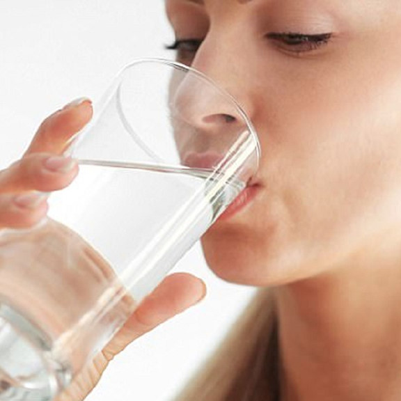 Bị viêm họng nên uống nước gì?